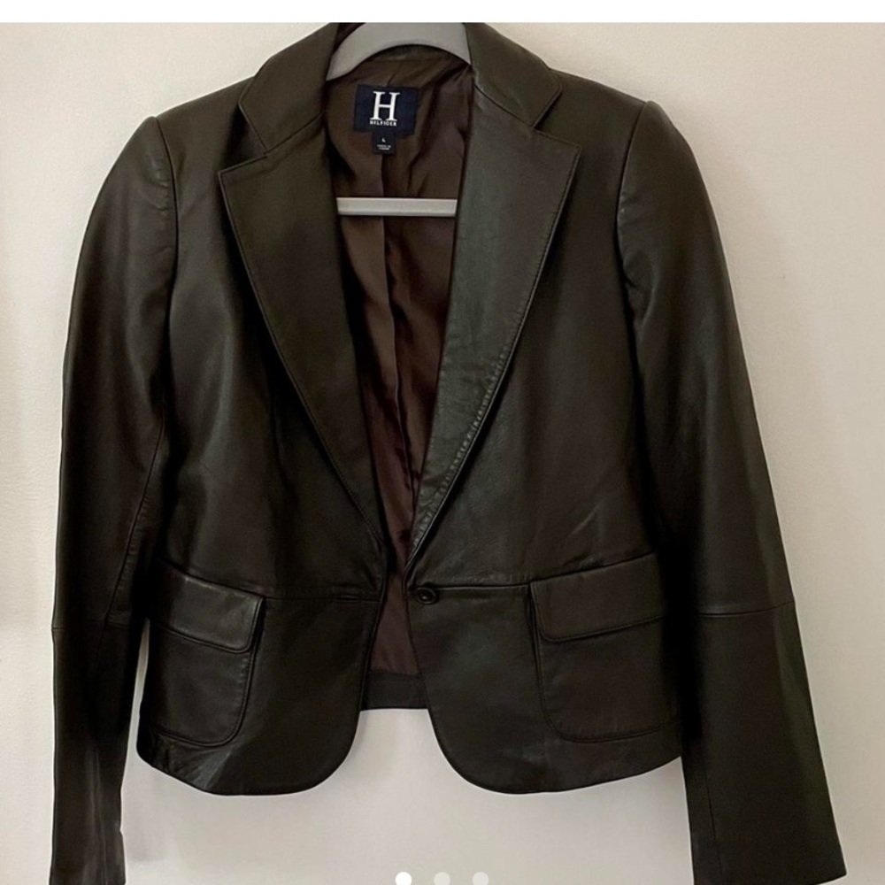 brown vintage leather jacket. Tommy Hilfiger, best fits size S or M.